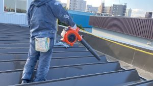 ハスクバーナ ブロワ ハスクバーナ ブロア エンジン式ブロワ エンジン式ブロア 屋根 塗装作業